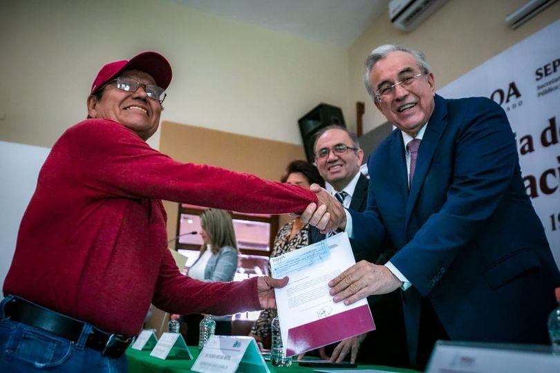 Rocha entrega gratificaciones por jubilación a personal de COBAES