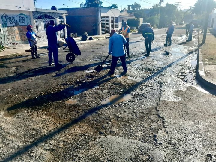 *Se realiza bacheo intenso en Mazatlán.*