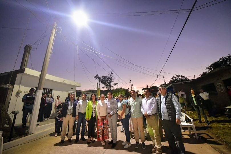 *Seguimos iluminando colonias… ¡Hoy le tocó a la colonia Loma Bonita!*