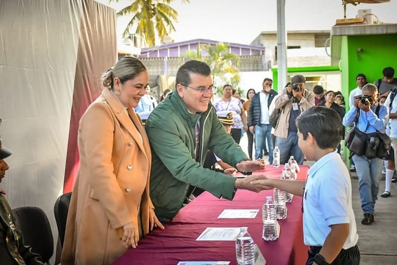 *Vamos a buscar la manera de fortalecer los planteles educativos: Alcalde Edgar *Vamos a buscar la manera de fortalecer los planteles educativos: Alcalde Edgar