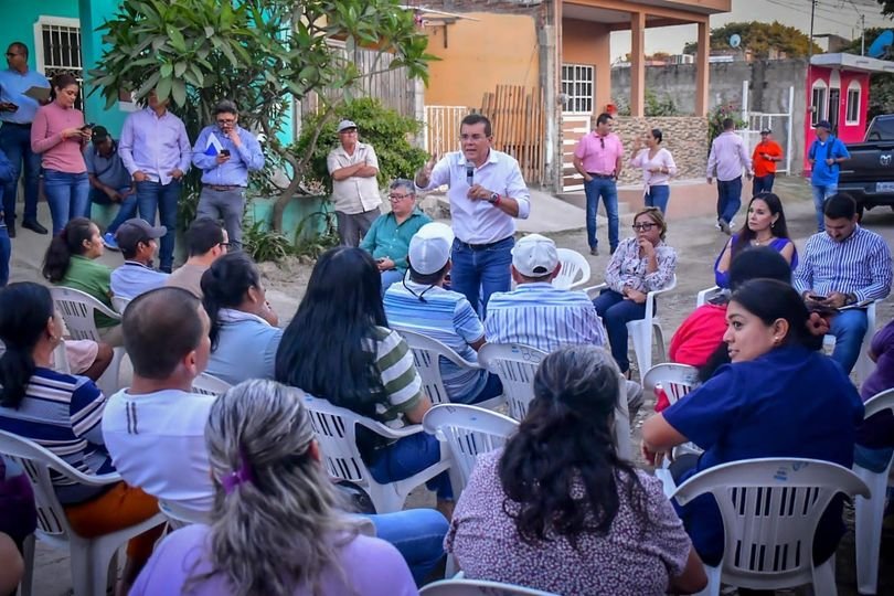 *¡Bienvenido! Es el primer Alcalde que nos visita en 20 años: vecinos de la call *¡Bienvenido! Es el primer Alcalde que nos visita en 20 años: vecinos de la call