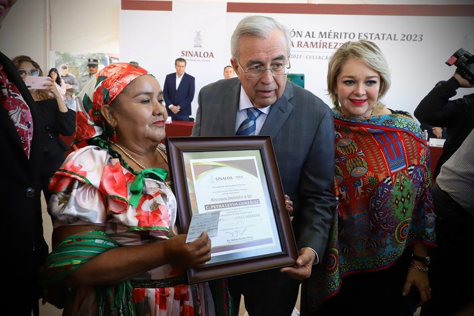 Rocha entrega la medalla “Agustina Ramírez” a una luchadora social indígena
