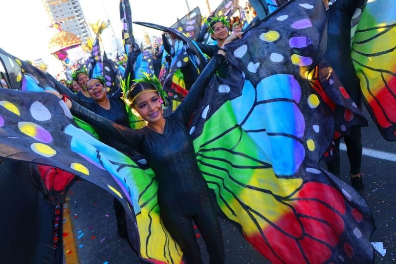 *Abarrotan el Malecón porteños y turistas para disfrutar del segundo desfile del *Abarrotan el Malecón porteños y turistas para disfrutar del segundo desfile del