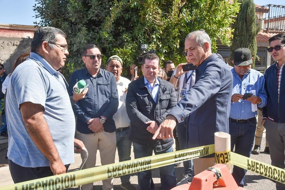 Alcalde de Ahome ordena atención inmediata de socavón en la colonia 72.
