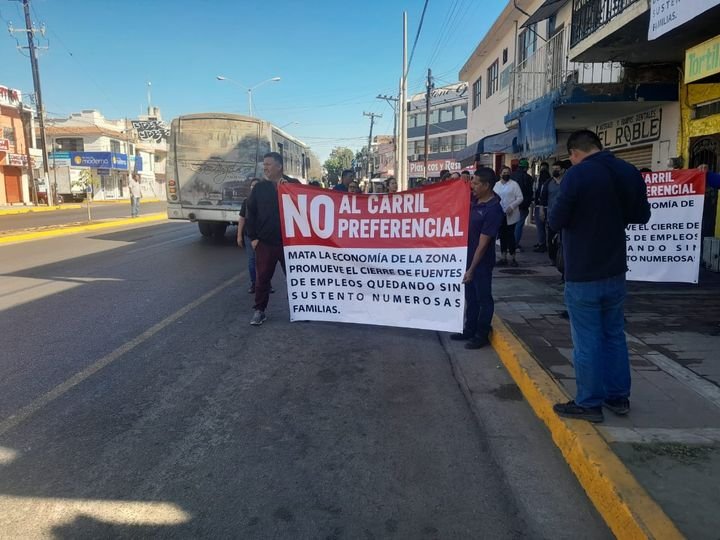 Comerciantes se manifiestan en contra del carril preferencial