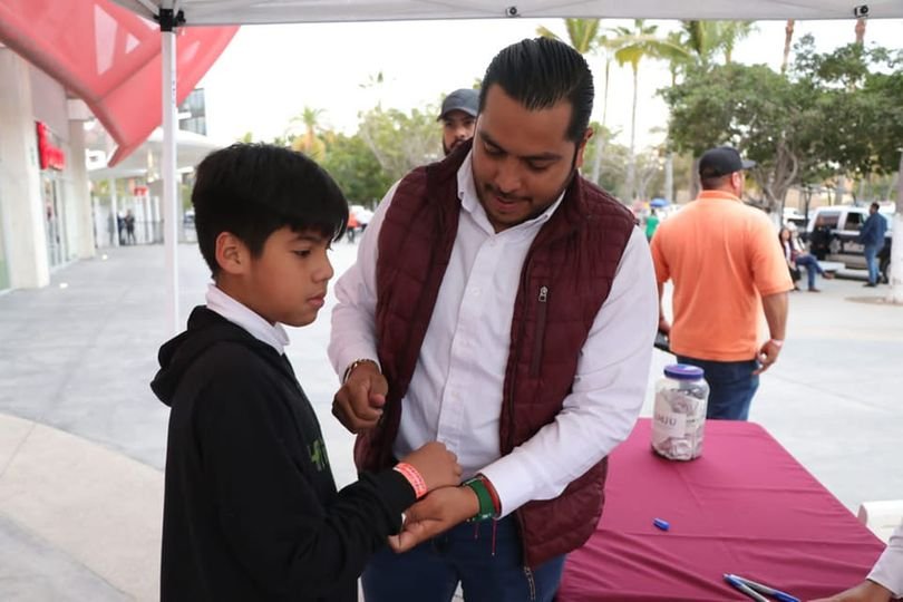 *Con gran aceptación inicia entrega de pulseras de identificación para menores e