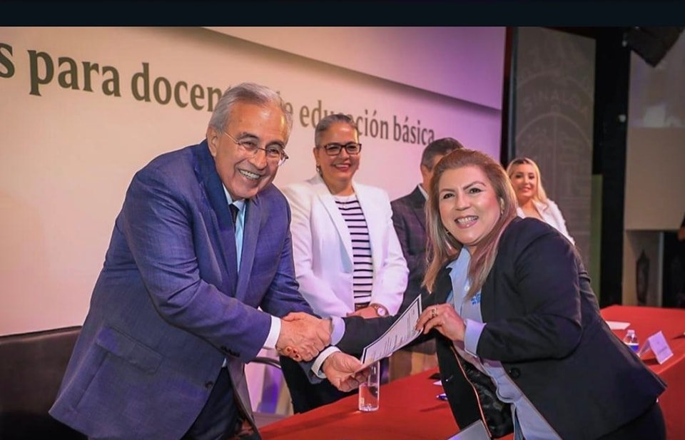 *Entrega Rocha reconocimientos a maestros que cursaron diplomados* *Entrega Rocha reconocimientos a maestros que cursaron diplomados*