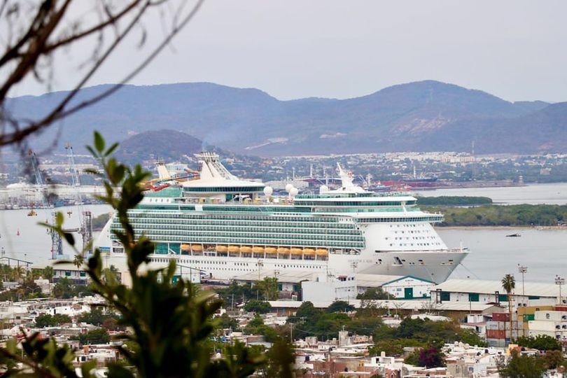 Llegó a Mazatlán el crucero turístico Navigator of the Seas, con 4,782 visitante