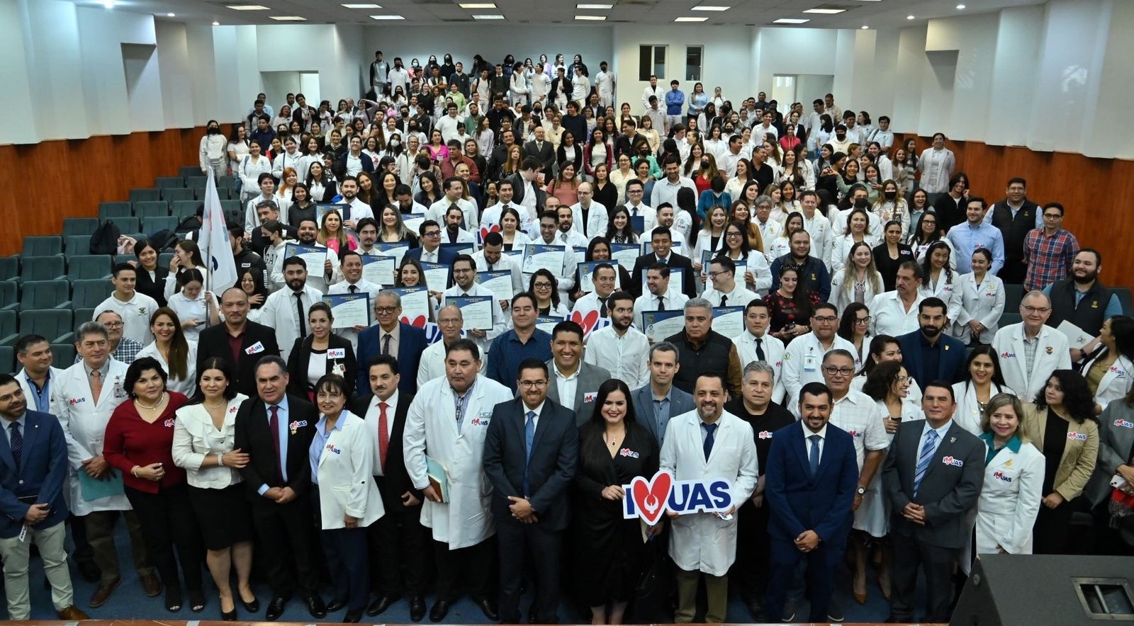 Reciben 46 médicos especialistas su título profesional el mismo día en que se gr Reciben 46 médicos especialistas su título profesional el mismo día en que se gr