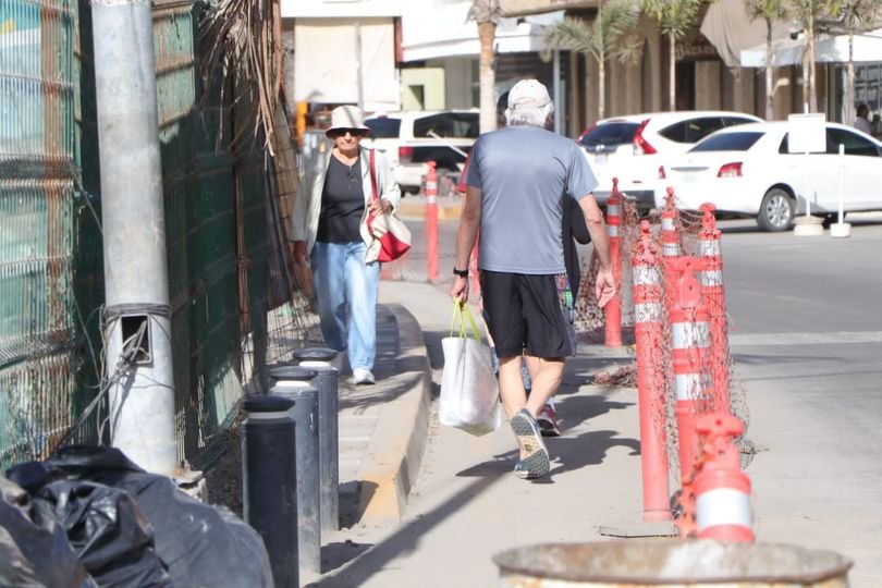 *Retira obras públicas postería y reja que obstruían paso peatonal en Zona Dorad