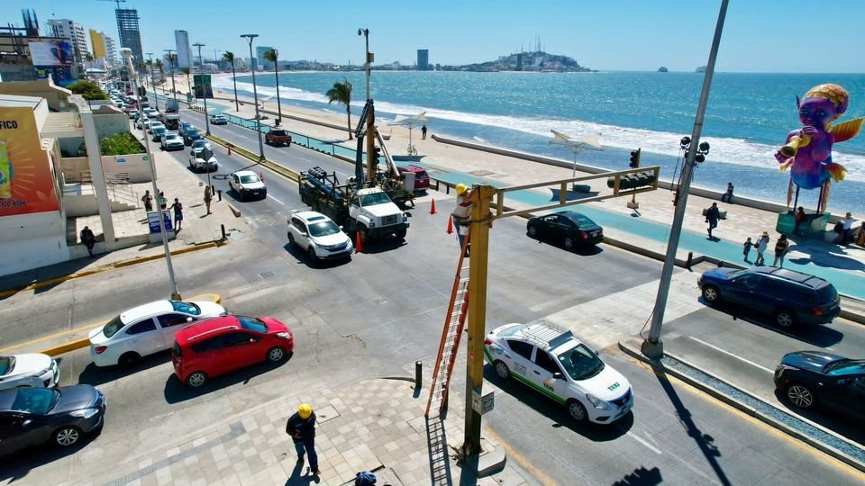 *Servicios Públicos restaura semáforos de avenida Del Mar.*