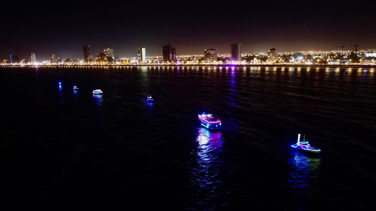 *Yates “multicolores” adornan la bahía de Mazatlán en el primer Desfile de Luces *Yates “multicolores” adornan la bahía de Mazatlán en el primer Desfile de Luces