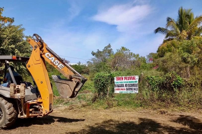 *Intensifica Obras Públicas limpieza de canales pluviales.*