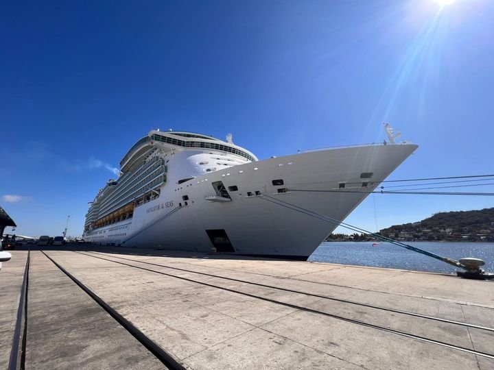 Llegó a Mazatlán el crucero turístico Navigator of the Seas con 5,140 personas a