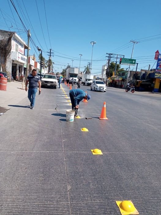 *Obras públicas contribuye a la seguridad vial con la instalación de boyas en la