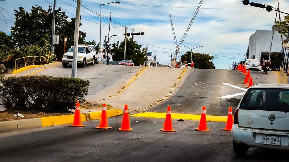 *Obras públicas trabaja en el mejoramiento de los cruces ferroviarios.* *Obras públicas trabaja en el mejoramiento de los cruces ferroviarios.*