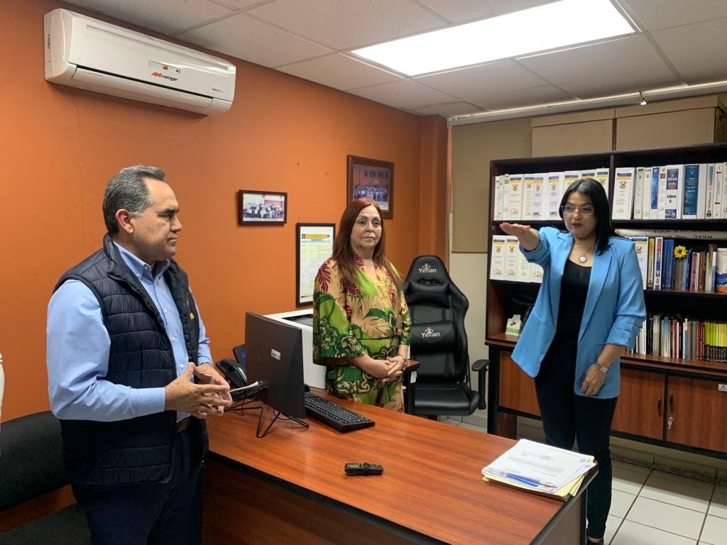 Rector toma protesta a nueva titular de la Dirección de Archivo General