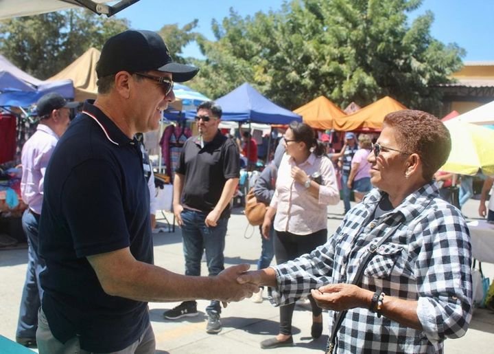 *Visita Alcalde Edgar González a tianguistas de la colonia Flores Magón.*