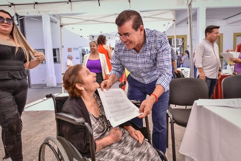 *Edgar González entrega escrituras de vivienda a doña María del Carmen durante a *Edgar González entrega escrituras de vivienda a doña María del Carmen durante a
