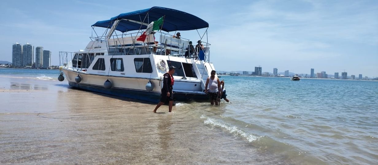 Embarcación turística termina varada en Isla de Venados en Mazatlán