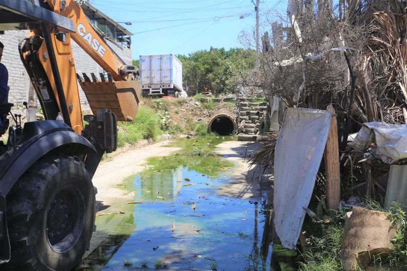 *Limpian tramo de canal en calle Río Piaxtla de la colonia Estero.*