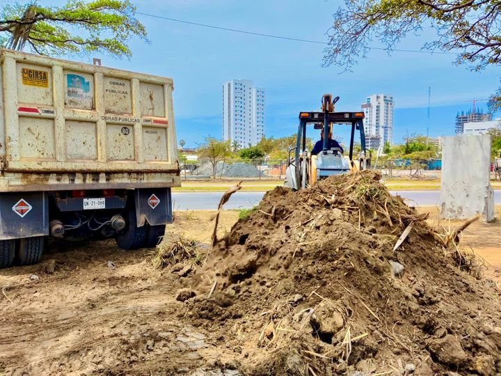 *Obras Públicas continúa abatiendo rezago en desazolve en canales y regeneración