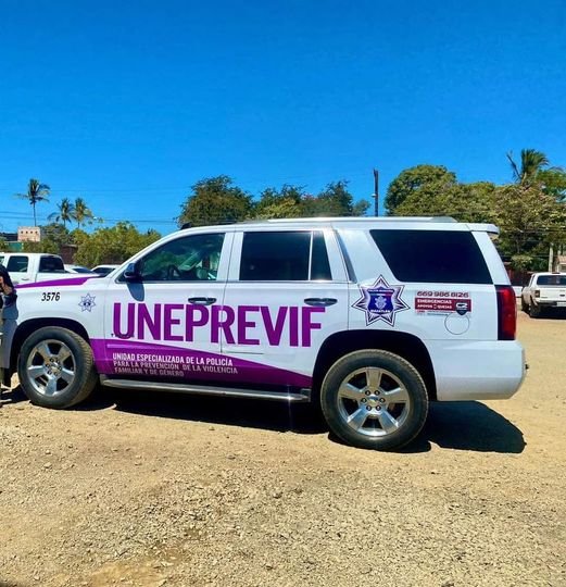 Policias evitan que joven mujer se suicide