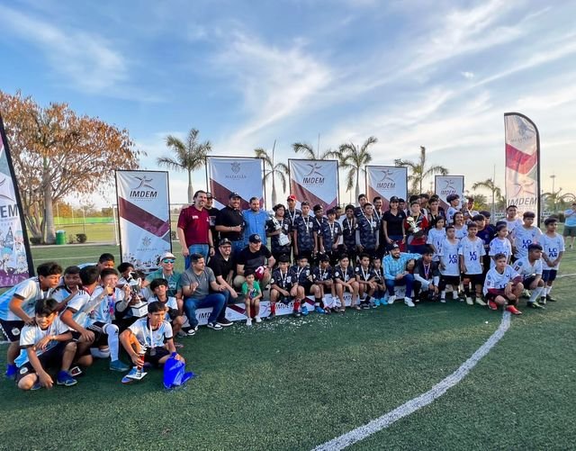 *Premia Edgar González a los mejores del Torneo de Futbol Colonias Populares.* *Premia Edgar González a los mejores del Torneo de Futbol Colonias Populares.*