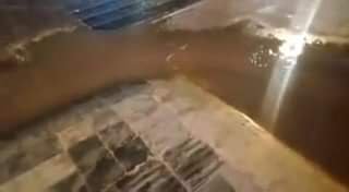 REPORTAN FUERTE FUGA DE AGUA EN LA ZONA DORADA DE MAZATLÁN.