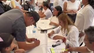 *110 familias obtienen certeza jurídica al recibir la escritura de su vivienda.
