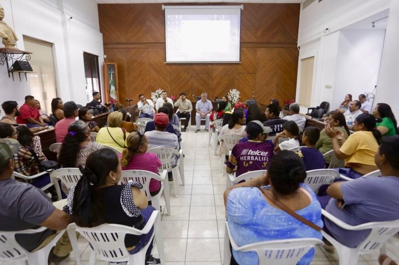 *Avanza la regularización de Bugambilias; vecinos se reúnen con autoridades.*