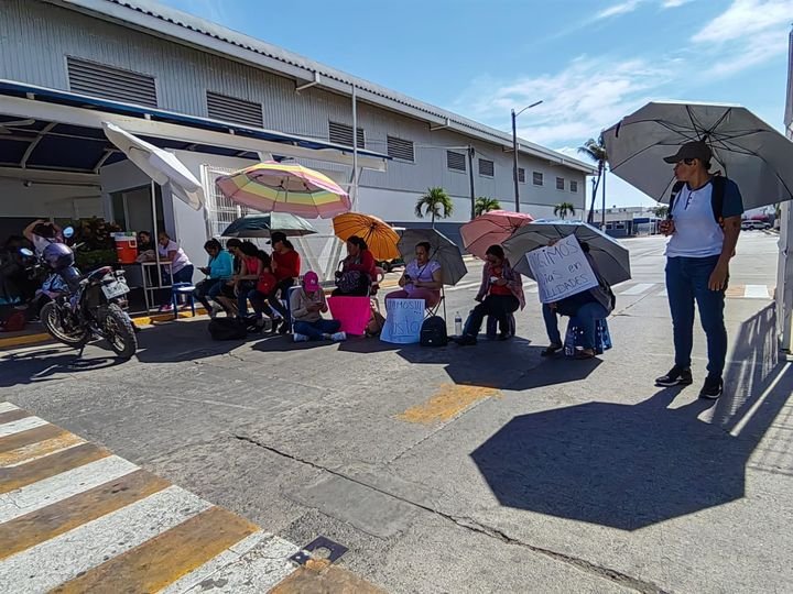 Continúan en huelga trabajadores de Pinsa