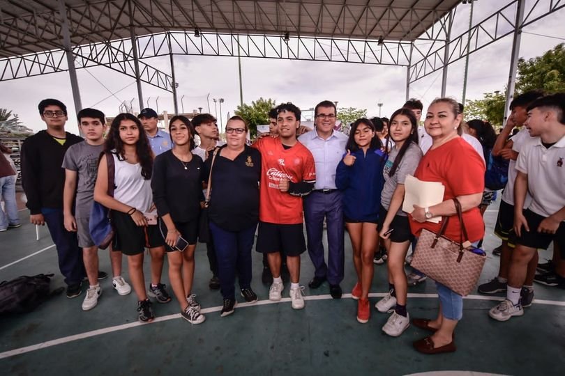 *Edgar González da banderazo de arranque a la Olimpiada Deportiva Estudiantil 20