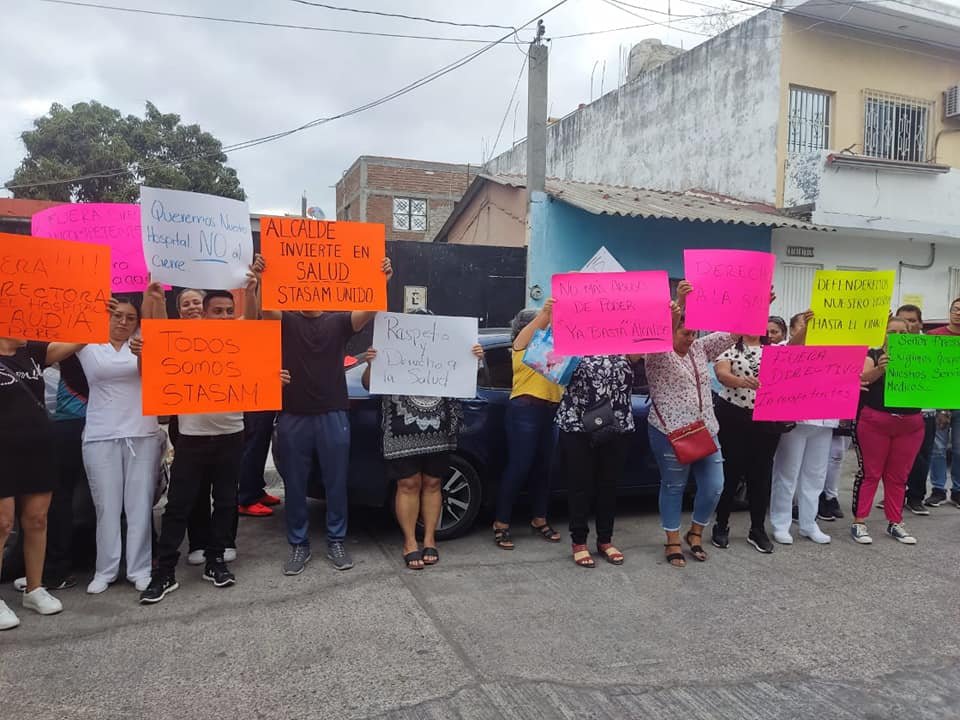 En este momento manifestación de trabajadores del Ayto de Mazatlán, fuera del Ho En este momento manifestación de trabajadores del Ayto de Mazatlán, fuera del Ho