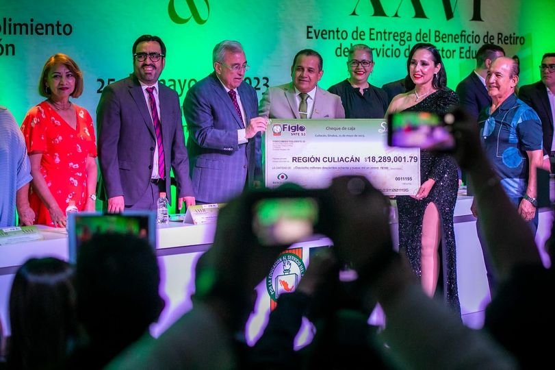 Entrega Rocha estímulos por jubilación y retiro a maestros