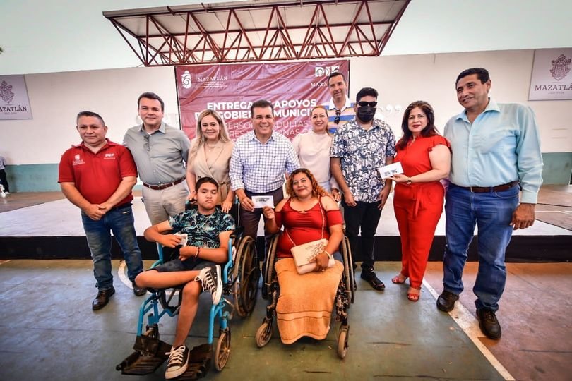 *Entregan Sistemas DIF Mazatlán y Gobierno Municipal apoyos económicos a persona *Entregan Sistemas DIF Mazatlán y Gobierno Municipal apoyos económicos a persona