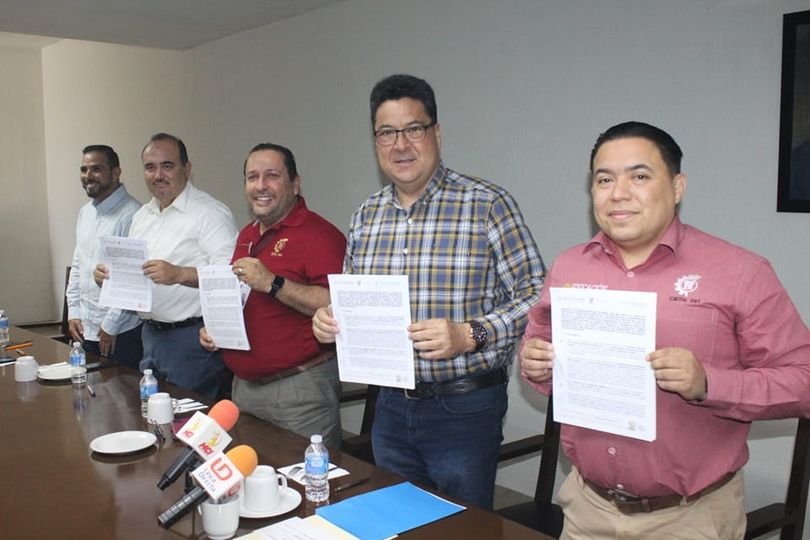Firman Canaco Mazatlán y CBTIS 51 convenio de colaboración