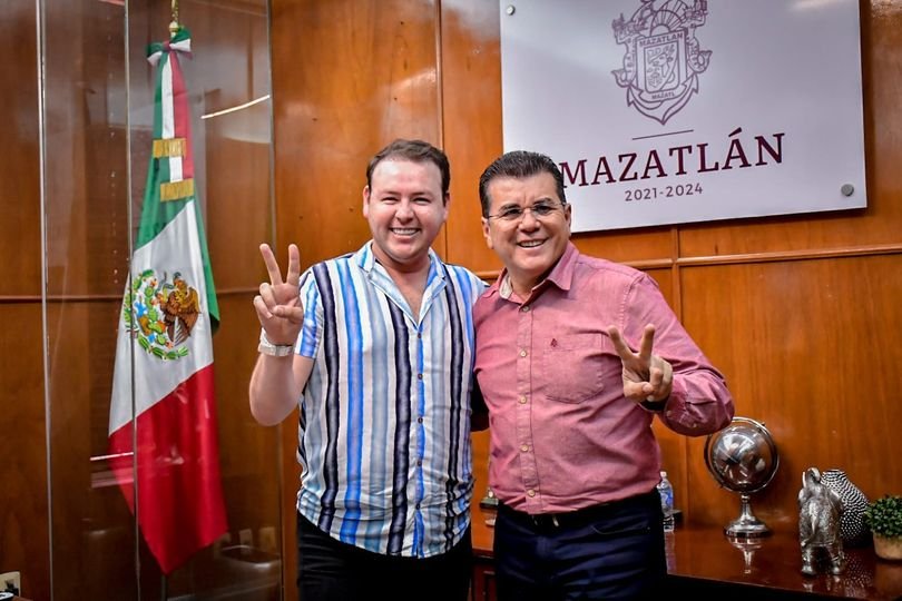 *Héctor Limón listo para consentir a las mamás mazatlecas.*