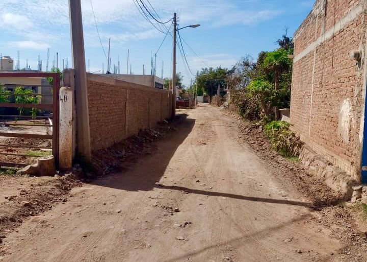 *Mejoran calles de colonias y comunidades con maquinaria pesada.*