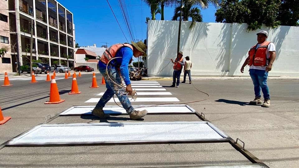 *Obras públicas busca mejorar la vialidad a través del pintado de cruces de tipo *Obras públicas busca mejorar la vialidad a través del pintado de cruces de tipo