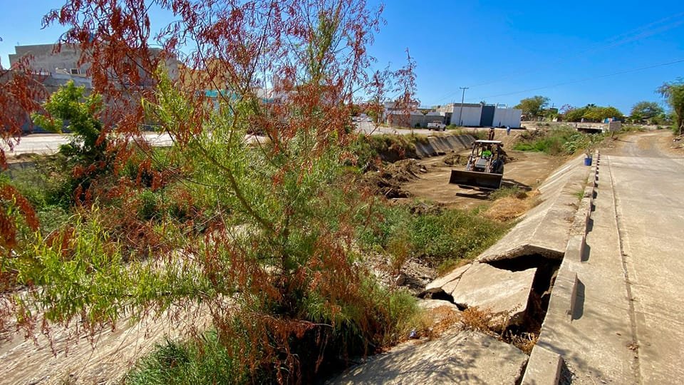 *Obras públicas, intensifica limpieza de canales pluviales en la ciudad.* *Obras públicas, intensifica limpieza de canales pluviales en la ciudad.*