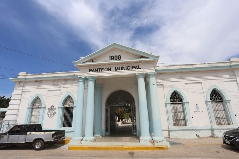 *Servicios Públicos da mantenimiento a panteones previo al 10 de Mayo.*