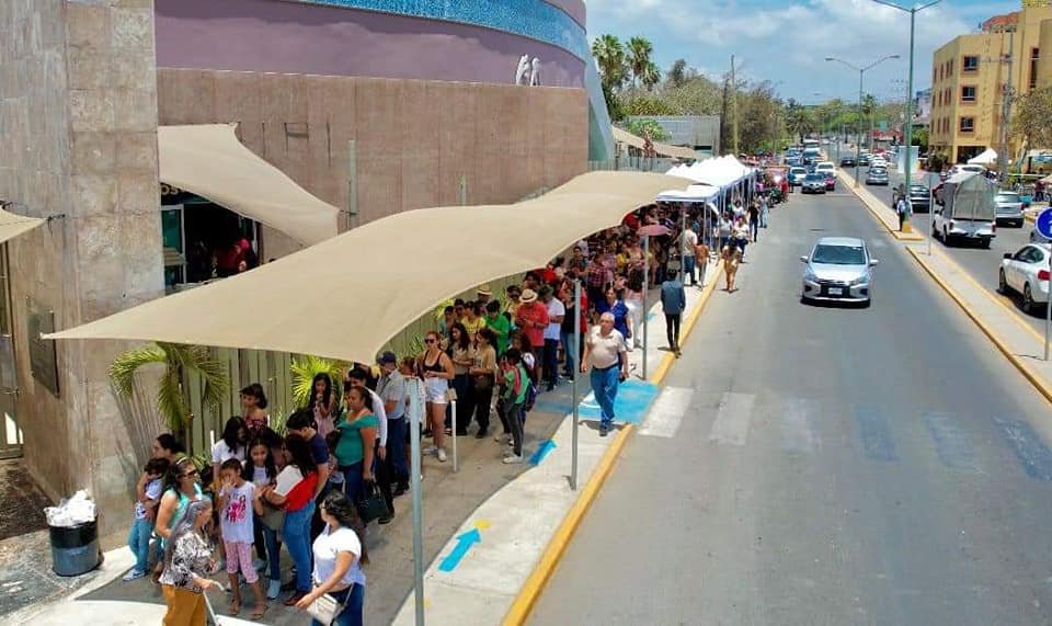Turistas y locales se vuelcan a disfrutar por última vez del emblemático Acuario