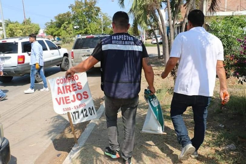 Limpian imagen de la zona urbana retirando pendones publicitarios.