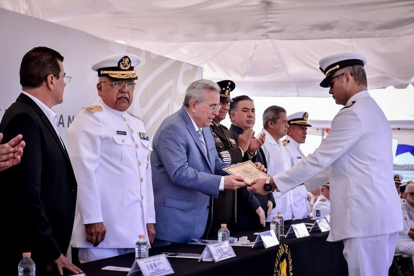 *Asiste Edgar González al LXXXl aniversario de la Marina Nacional.*