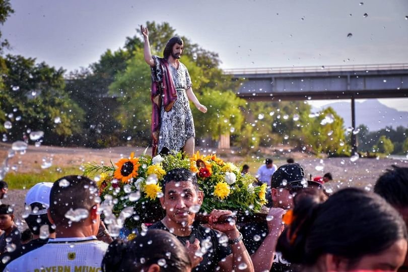 *Asiste Edgar González al tradicional baño de San Juan Bautista en Villa Unión*