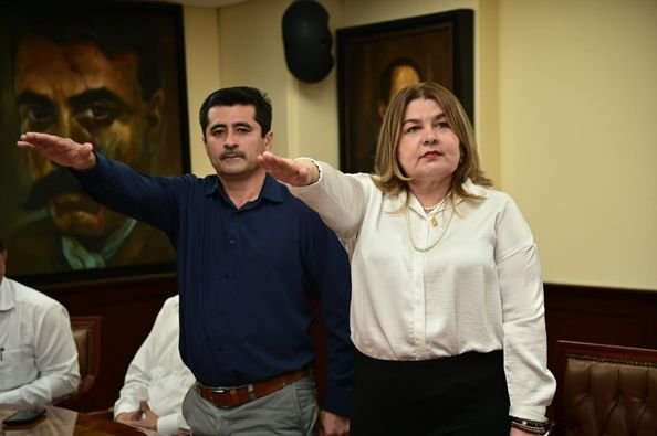 El Rector Jesús Madueña Molina toma protesta a dos nuevos funcionarios de la Adm El Rector Jesús Madueña Molina toma protesta a dos nuevos funcionarios de la Adm