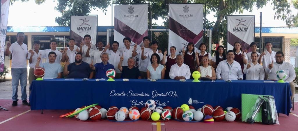 *Entrega Imdem premio a la mejor escuela de la Olimpiada Deportiva Estudiantil.*