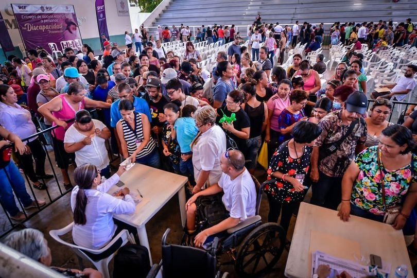 *Entregan Sistema DIF Mazatlán y Gobierno Municipal apoyos económicos a personas