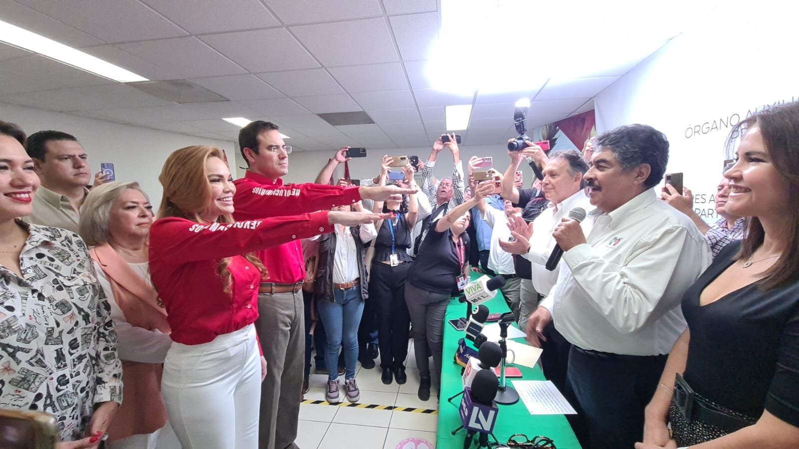 *Entregan constancia a Paola Gárate y Bernardino Antelo, como la nueva dirigenci